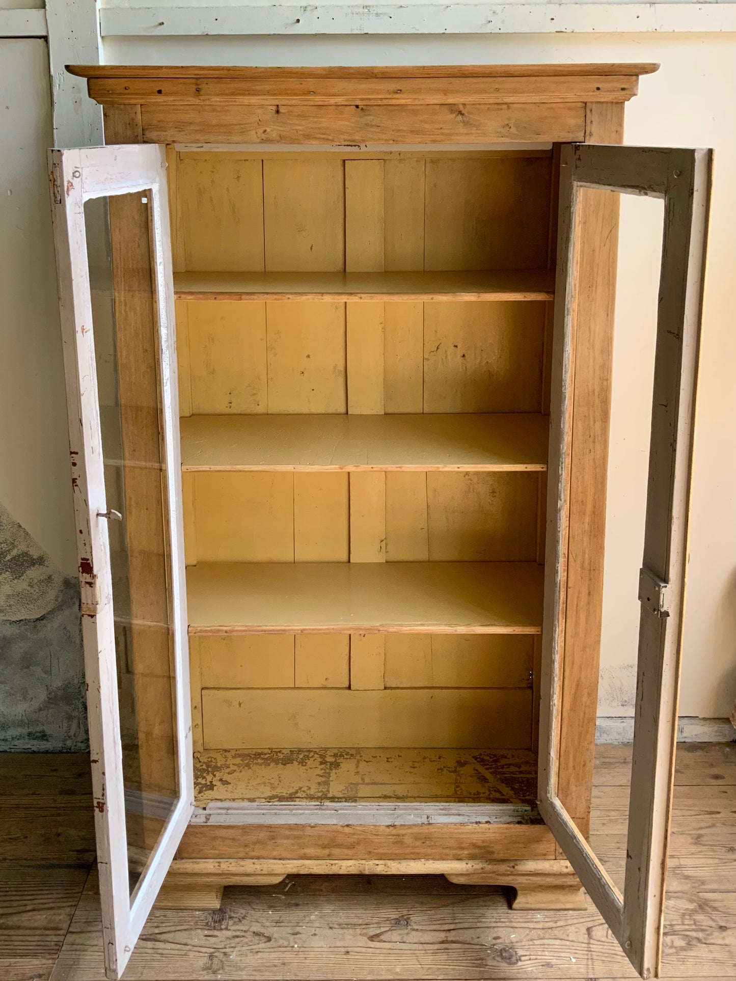 オールドパインガラスキャビネット