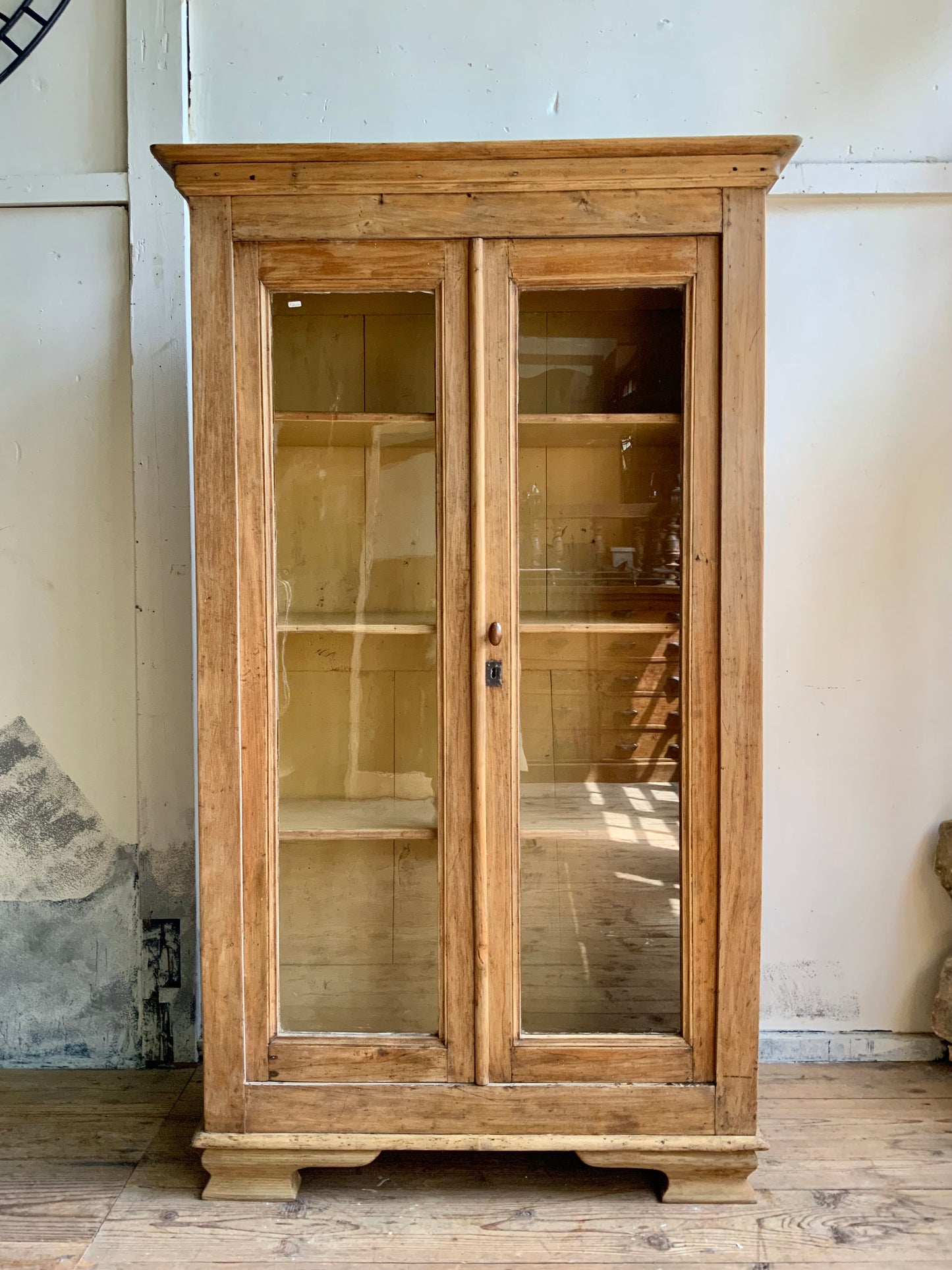 オールドパインガラスキャビネット