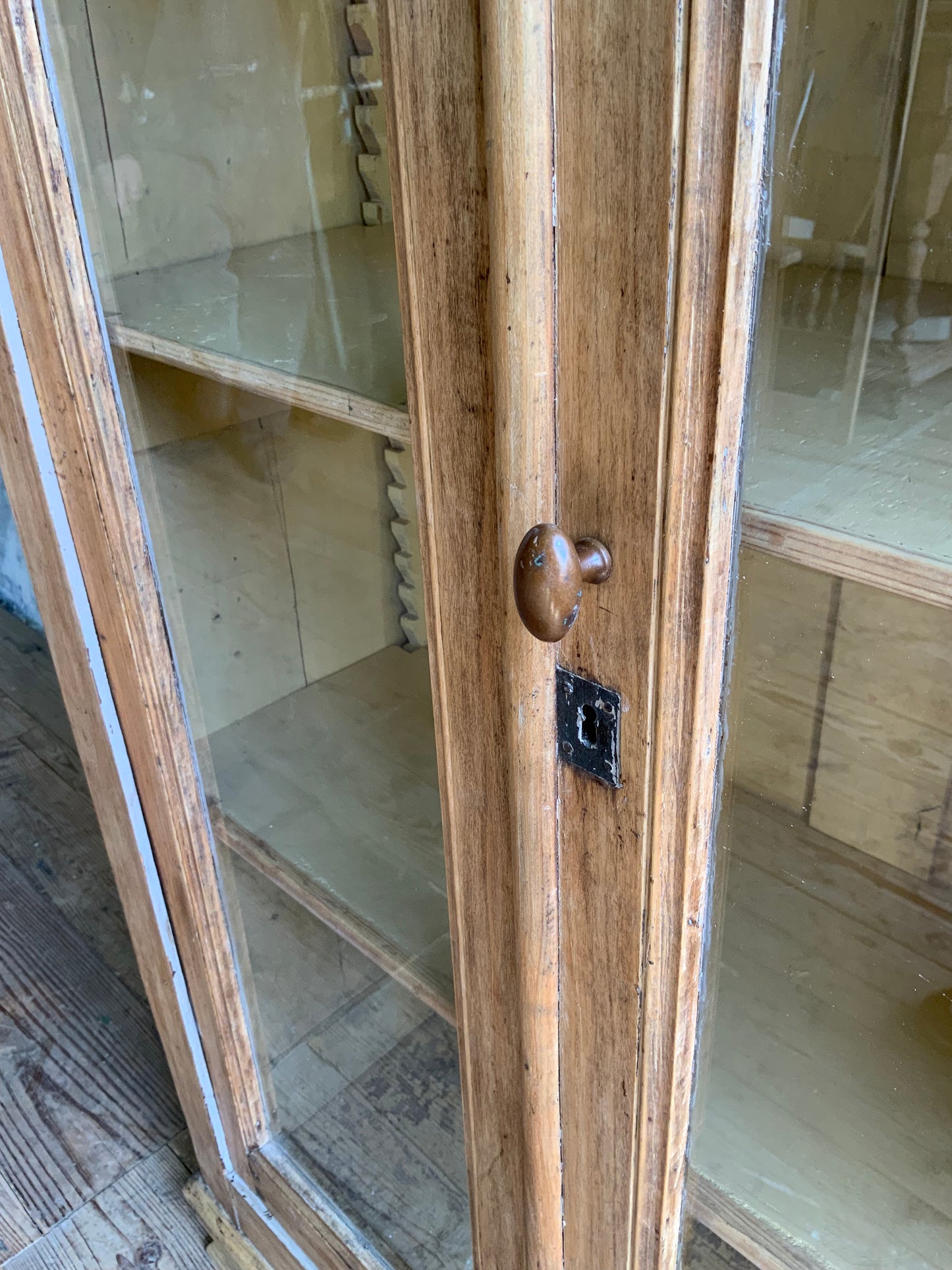 オールドパインガラスキャビネット