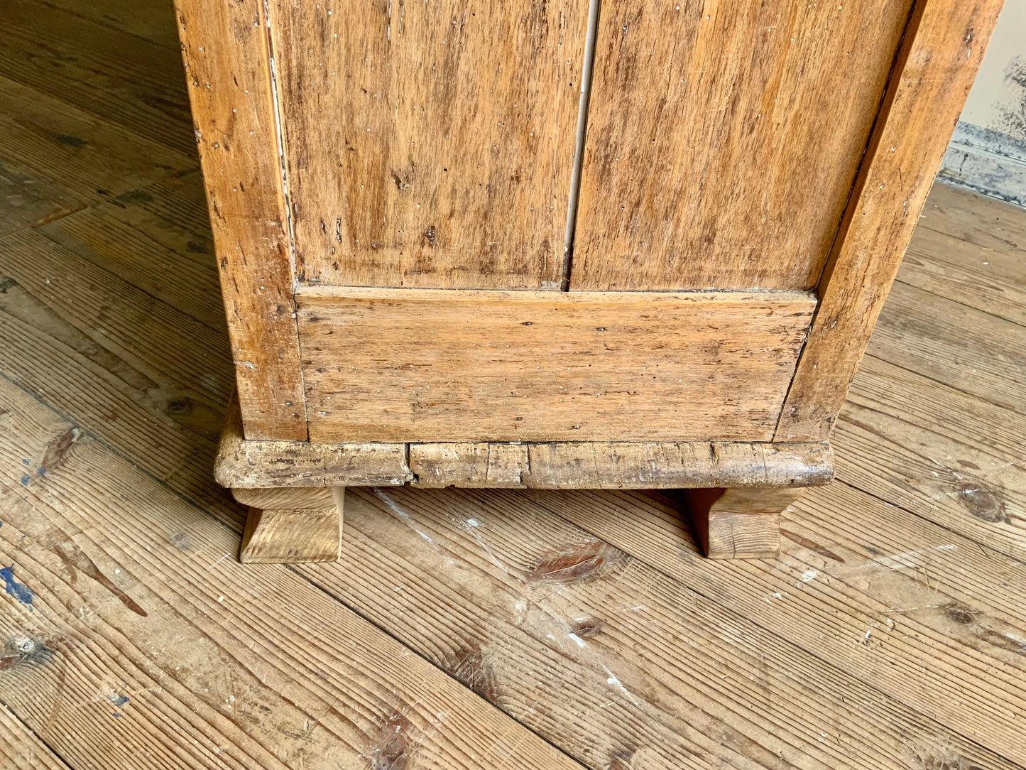 オールドパインガラスキャビネット