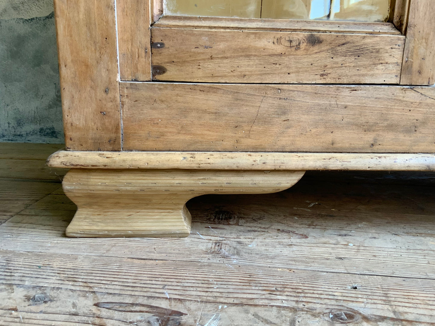 オールドパインガラスキャビネット