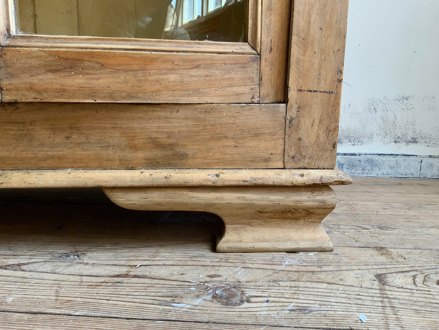 オールドパインガラスキャビネット