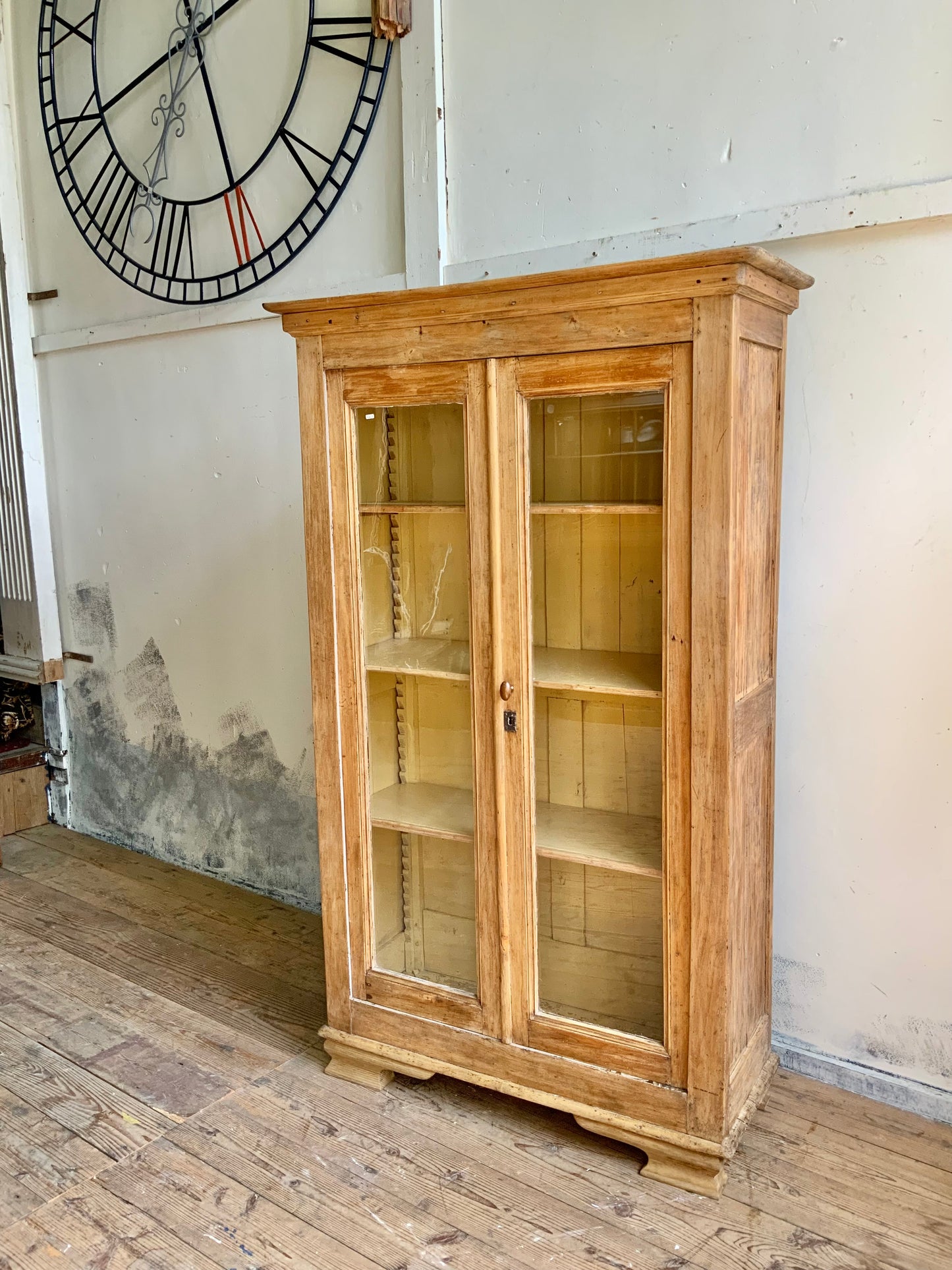 オールドパインガラスキャビネット