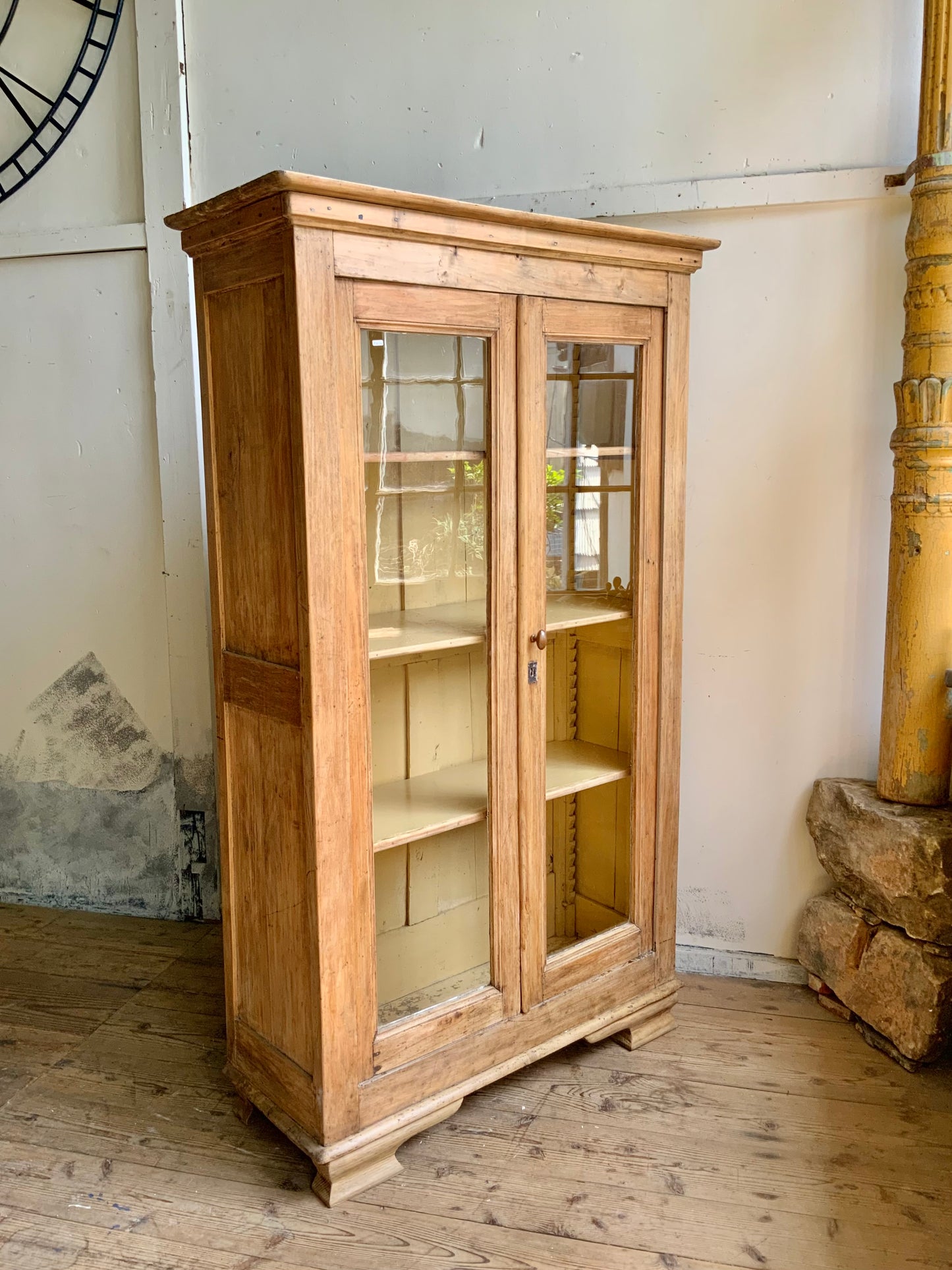 オールドパインガラスキャビネット