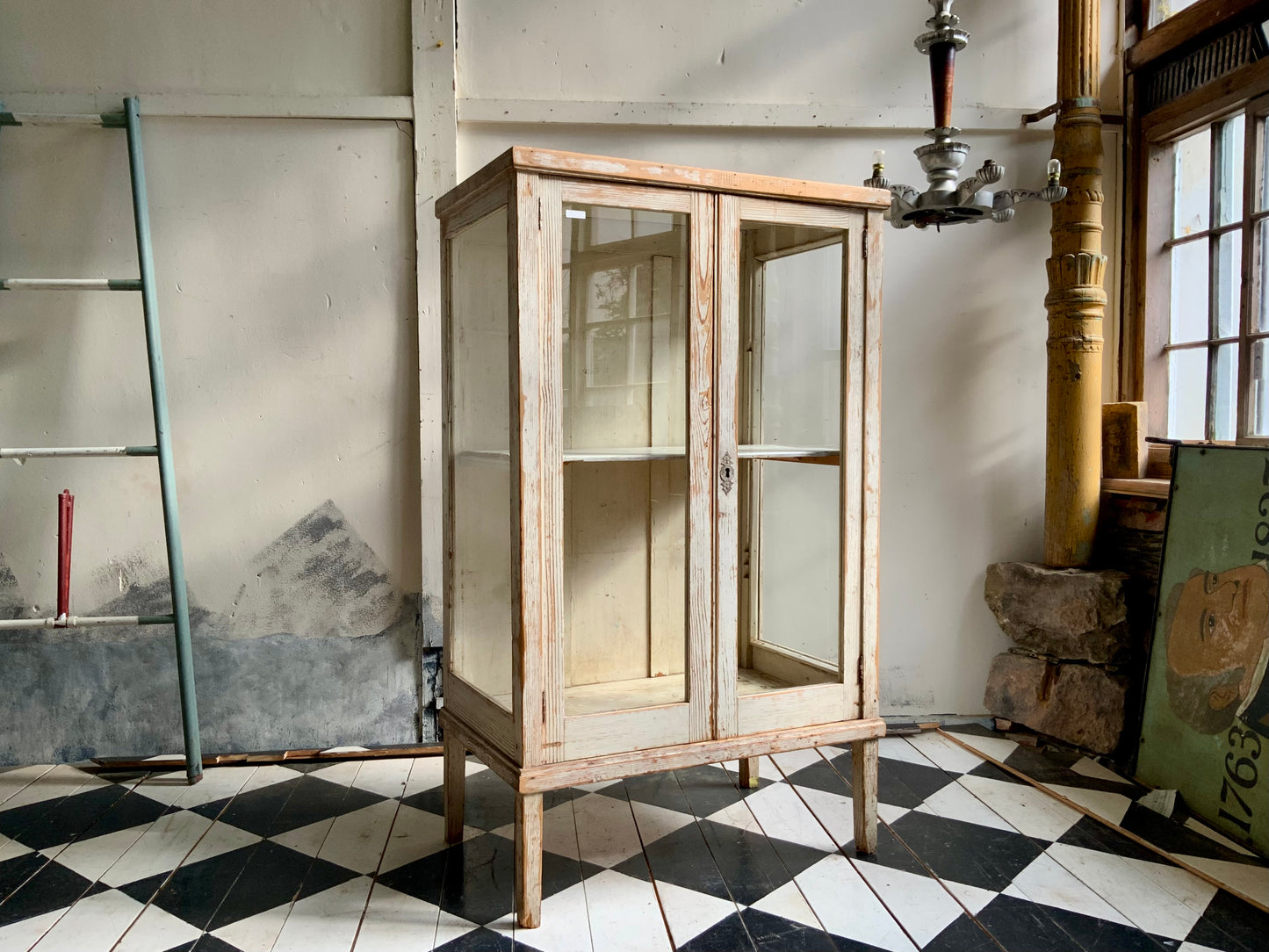 ガラスキャビネット