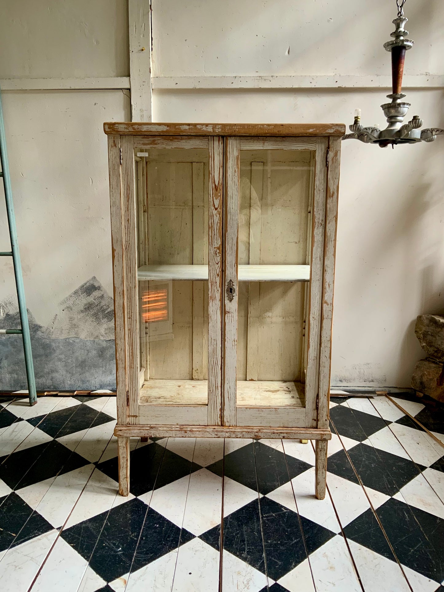 ガラスキャビネット