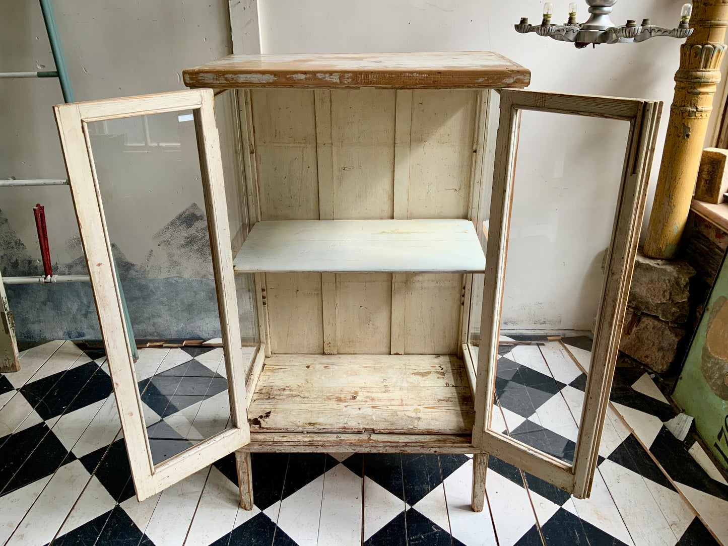 ガラスキャビネット