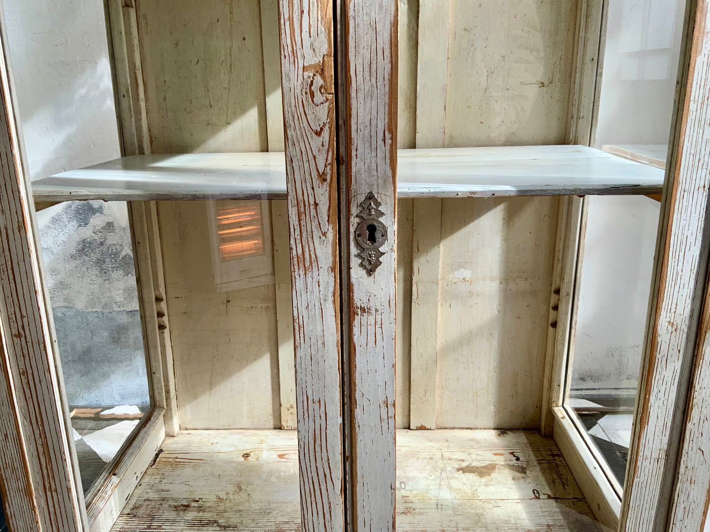 ガラスキャビネット